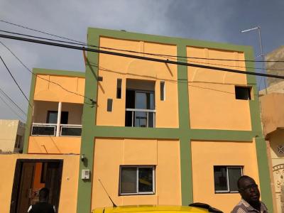  Villa  r+1 a vendre situé a mbao