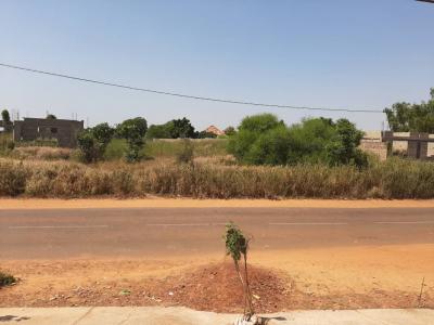 Terrain commercial de1200m2 a yenn 