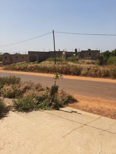 Terrain commercial de1200m2 a yenn 