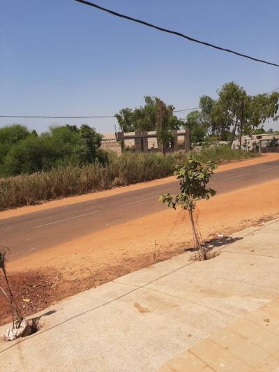 Terrain commercial de1200m2 a yenn 