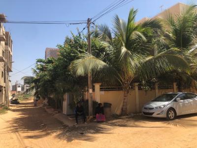 Une villa r+2 de 400m2 angle almadies 
