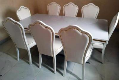 DES TABLES A MANGER 6 ET 8 PLACES