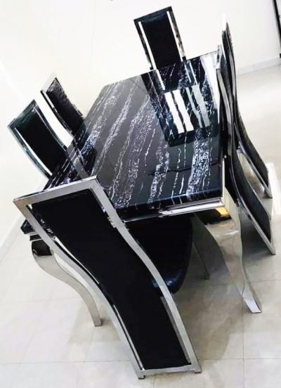 DES TABLES A MANGER 6 ET 8 PLACES