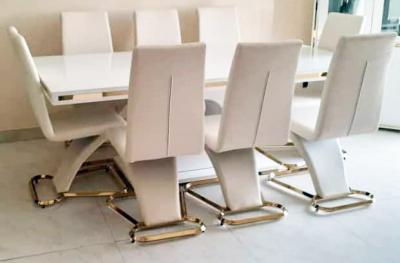 DES TABLES A MANGER 6 ET 8 PLACES