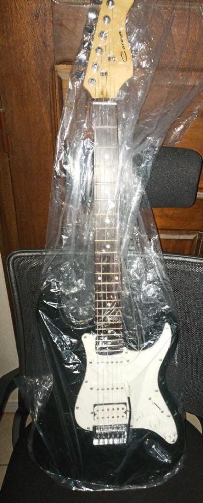 GUITAR ELECTRIQUE + CABLE + HARNES + HOUSSE 