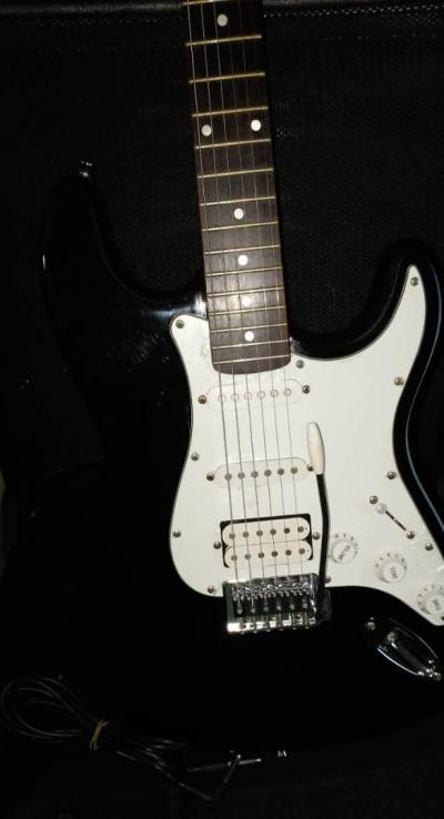 GUITAR ELECTRIQUE + CABLE + HARNES + HOUSSE 