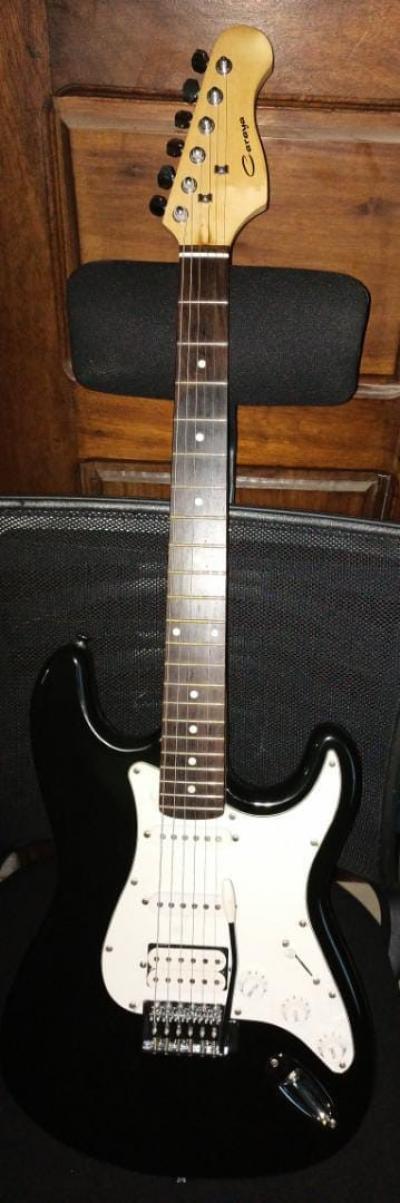 GUITAR ELECTRIQUE + CABLE + HARNES + HOUSSE 