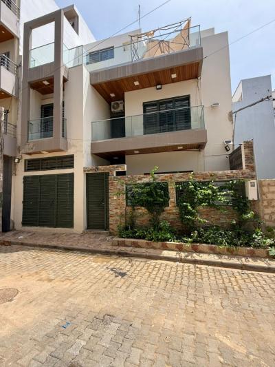 Villa R+2 à louer cité Mbackiyou Faye
