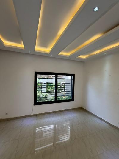 Villa R+2 à louer cité Mbackiyou Faye
